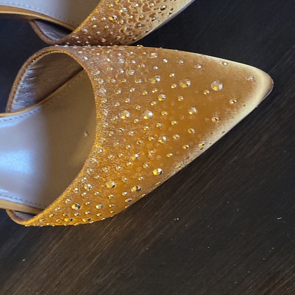Sam Edelman 6W gold Pump with criss-cross strap. Low heel. - Picture 3 of 5